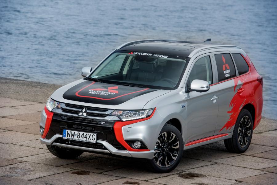  Mitsubishi Outlander PHEV Rally Style 2016 года  (фото 4 из 30)